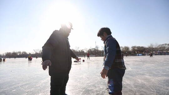 老人教小孩滑冰室外冰场