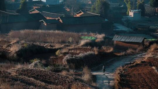 贫困乡村云南山区土房村庄小路上提水桶的人视频素材模板下载