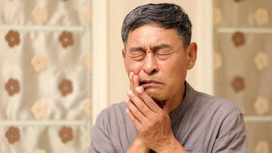 老年人牙口不好牙疼牙炎敏感受刺激等症状