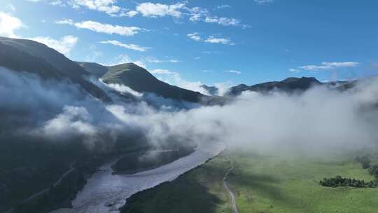 航拍青海玉树高原旅游山谷晨雾仙境云层环绕