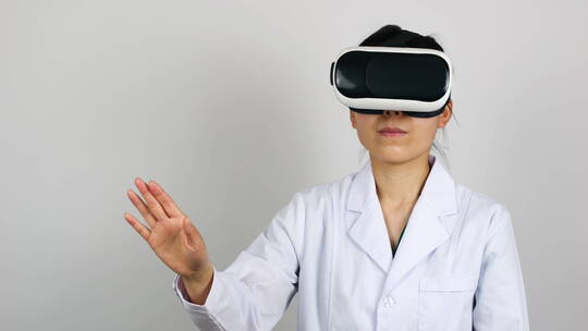 亚洲人中国人女医生戴虚拟现实眼镜模拟体验