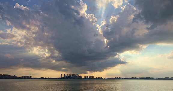 唯美夕阳湖水城市天际线耶稣光延时摄影