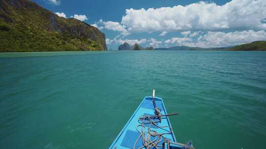 乘船前往热带岛屿厄尔尼多，巴拉望，菲律宾。陡峭的绿色山脉和蓝色的水视频素材模板下载