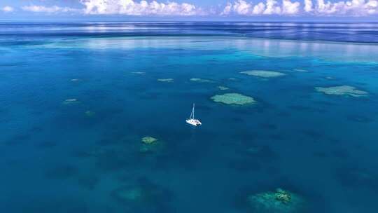 航拍大海游艇帆船航行蓝天白云唯美大自然