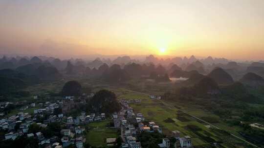 广西林阳朔葡萄镇喀斯特峰地貌日落航拍风光