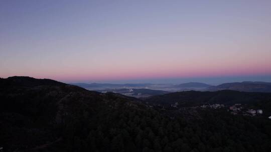 日出前的西山
