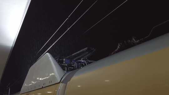 动车组雨夜升弓视频素材模板下载