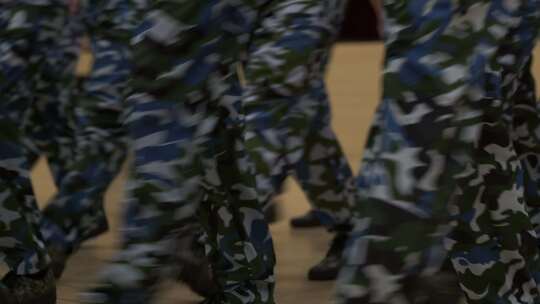军人迷彩服行军画面