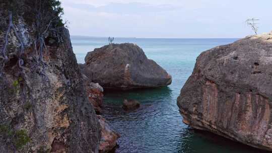 多米尼加共和国佩德纳莱斯普拉亚巴伊亚德拉斯阿吉拉斯宁静海滩上的岩石形成