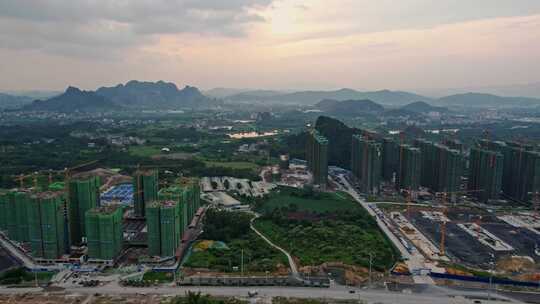 城市建设地产开发施工建筑工地吊塔日落