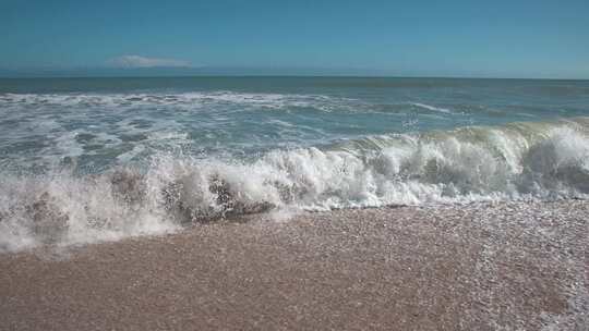 海浪拍打着海滩