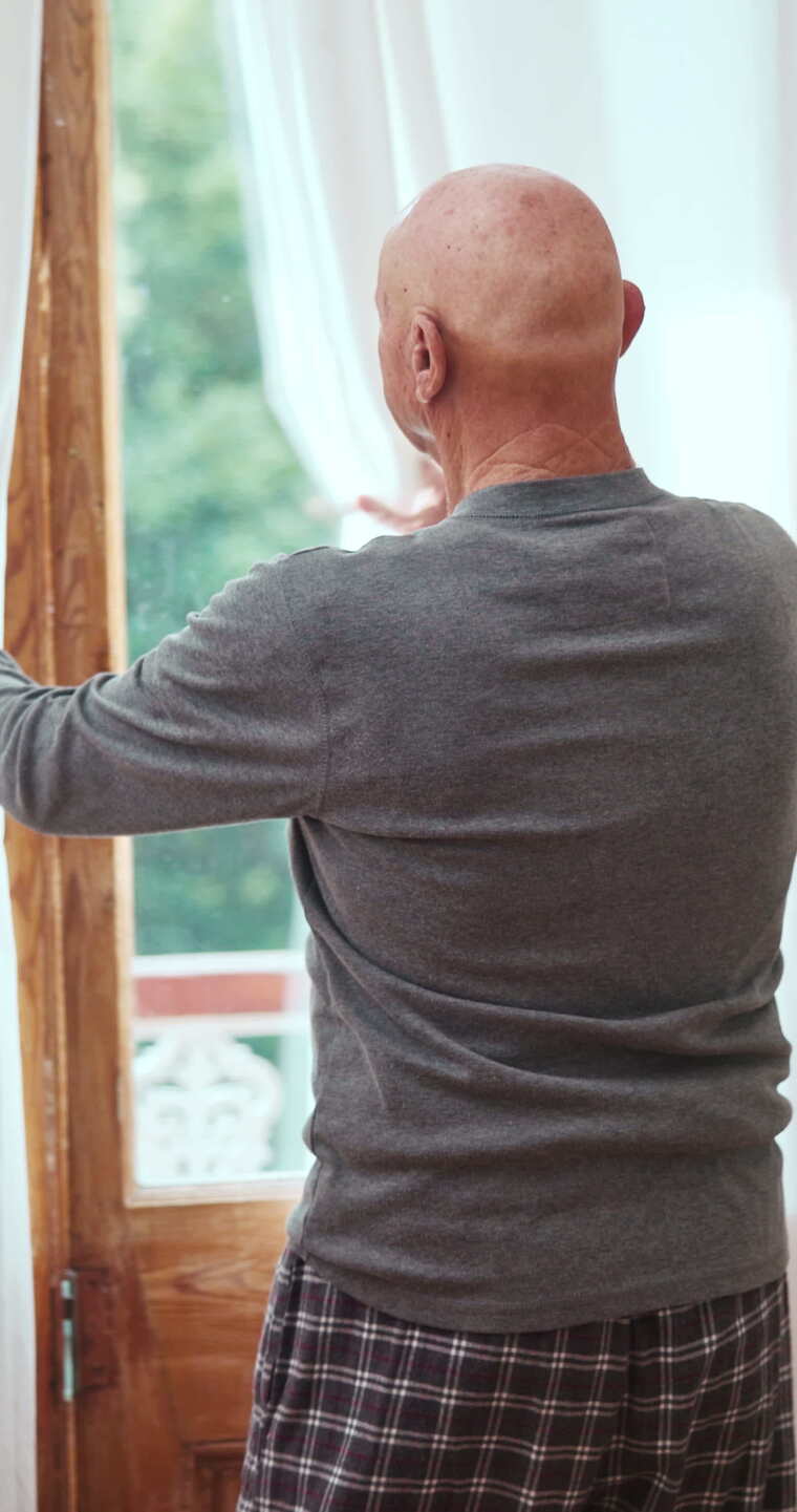 高级，人，早上打开窗帘，从后面开始疗养院