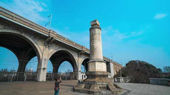 武汉长江大桥完工纪念碑延时