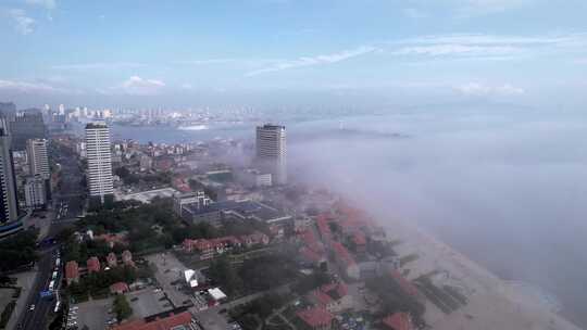 航拍平流雾下的烟台闽海广场烟台山