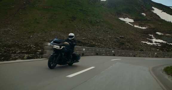 大排量摩托车山路巡航