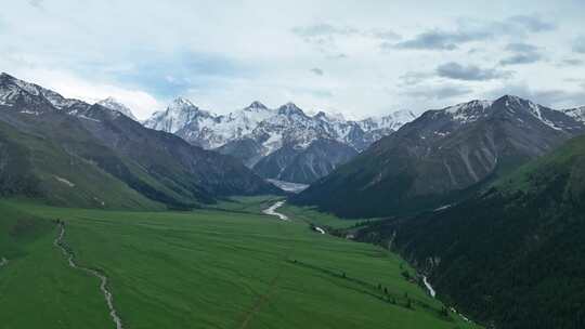 夏塔景区木札特峰昭苏伊犁雪山林场