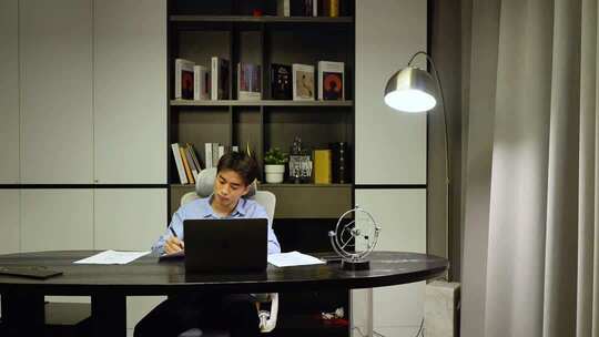 职场劳累辛苦加班熬夜