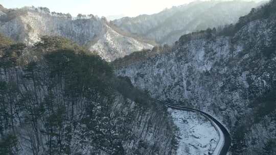 雪后山林航拍全景