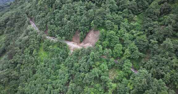 雨季泥水流塌方路段工程车抢修