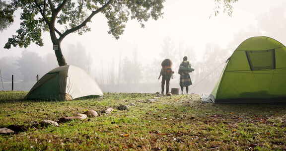 女性朋友，在大自然的户外散步和露营，剪影