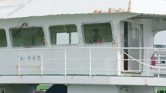 中国海关人员在集装箱码头行走检查检验检疫