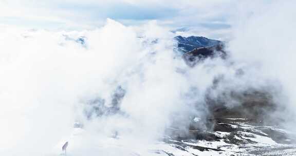 穿越云雾航拍川西美丽雪山风景