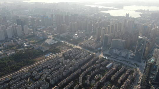 航拍武汉疫情封城 城市建筑群 湖景 中景