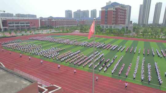 学校操场学生集体活动场景航拍