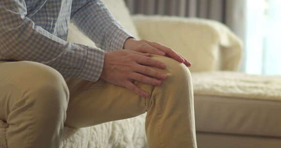 欧洲老人患严重膝关节疼痛无法行走疾病抽筋