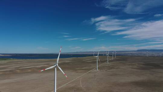 新疆克拉玛依西北荒漠中的风力发电