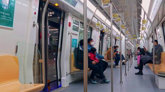 乘坐地铁开关门停靠站戴着口罩的人