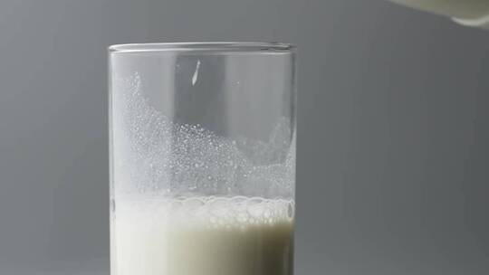 慢镜头拍摄倒入玻璃杯的牛奶视频素材模板下载