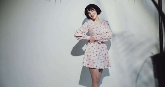 模特摆姿势和看着相机