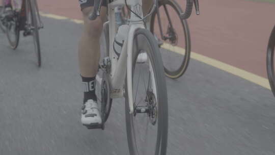 Slog3骑着公路自行车踩踏视频素材模板下载