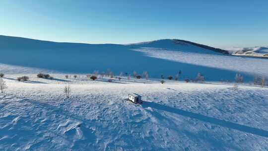 航拍冬季雪野中孤零零小屋