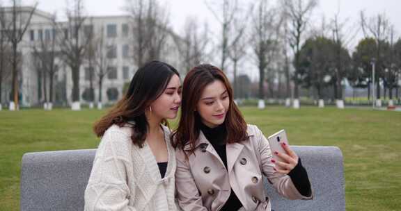 两位可爱女学生在大学校用手机自拍