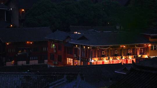 夜晚灯光映照下的特色古建筑群