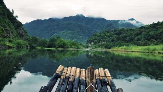 细雨中乘竹筏顺流而下