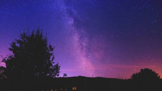夜晚的星空和银河