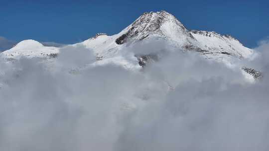 7倍航拍雪山主峰云海