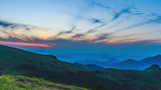 夏季绿色高山草甸群山日落夕阳风光