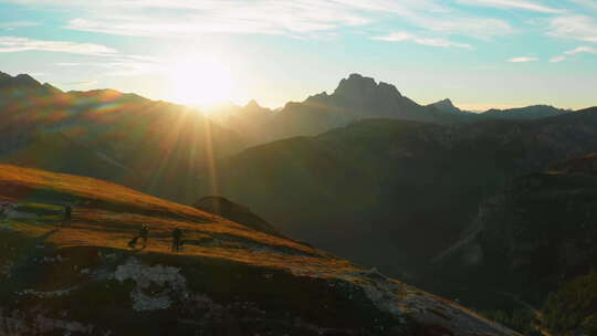 一群人在意大利阿尔卑斯山的日落时分爬山T视频素材模板下载