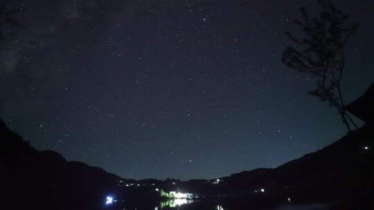 夜晚星空下的山水景观
