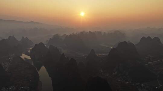 日出时分的壮丽山脉全景