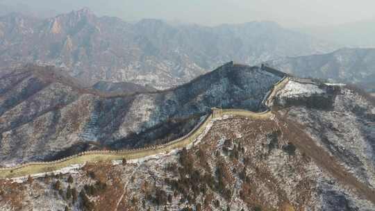 航拍冬季北京万里长城下雪结霜景色寒冷荒芜