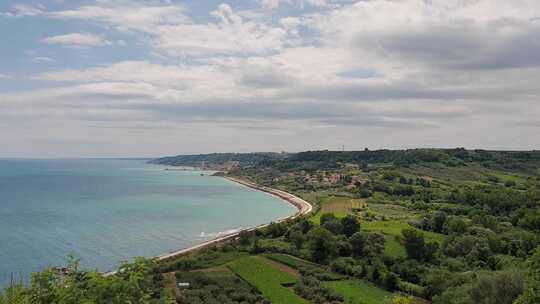 意大利夏季特拉博奇海岸或科斯塔戴伊特拉博奇的全景