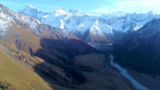 航拍新疆夏塔雪山牧场风景