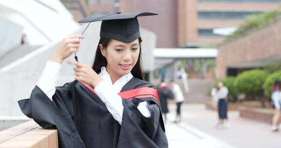 女大学生在整理毕业礼服