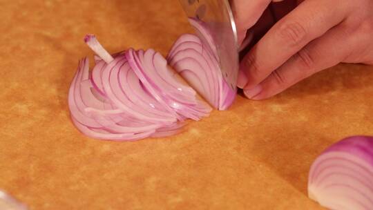 厨师切紫洋葱