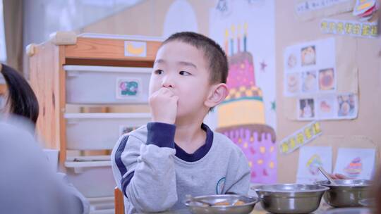 幼儿园小朋友吃午饭镜头视频素材模板下载